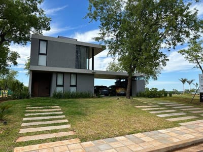 EN VENTA LUJOSA RESIDENCIA EN ITAPUA PROXIMO A ENCARNACION
