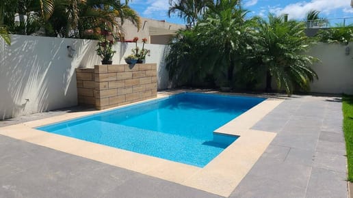 LUJOSA Y AMPLIA CASA EN ALQUILER EN CONDOMINIO EN URUBO