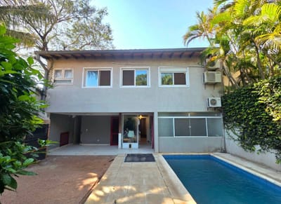 EN ALQUILER - CASA SEMI AMOBLADA PARA VIVIENDA U OFICINA