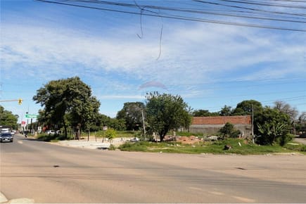 Vendo amplio terreno/esquina sobre Laguna Grande