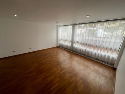 Flat 1er Piso, con Amplia Terraza, 2 Cocheras y a segundos del Centro Financiero