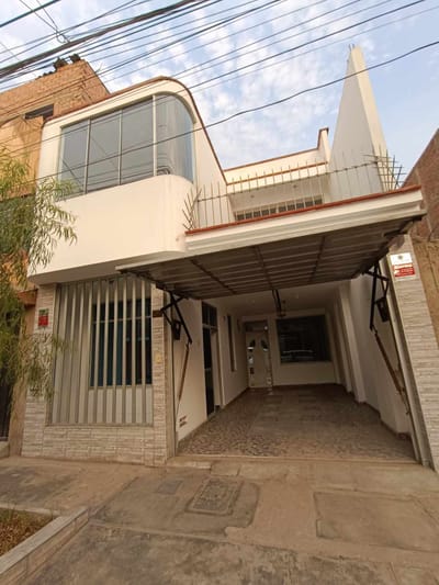 VENTA DE LINDA CASA - cruce Av. Universitaria con Av. Chimpu Ocllo- CARABAYLLO