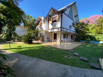 Hermosa Residencia sobre Boggiani C/ Rca Arg 1.600m2