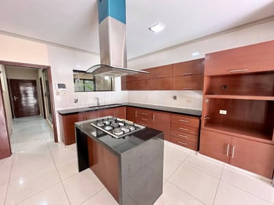 CASA EN VENTA ZONA NORTE AV. ALEMANA 3ER ANILLO (EN OFERTA)