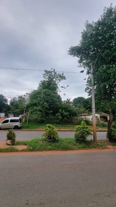 EN VENTA Terreno de 1.500 m2 de calle a calle sobre la Avda.Caaguazu, en Ñemby.