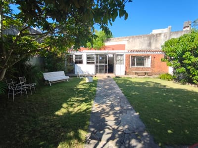 EXCELENTE PADRON UNICO 495 M2 CON JARDIN FONDO BARBACOA
