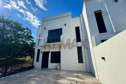 Vendo en Lambare Hermosa Residencia Zona Yacht