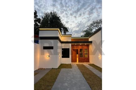 EN VENTA | Chalet a estrenar de 4 dormitorios en Barrio Primavera – Luque