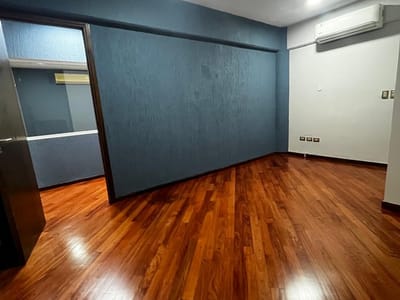 ALQUILO AMPLIA OFICINA SOBRE LA AV BOGGIANI