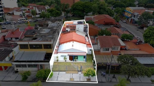 CASA COMERCIAL EN VENTA, SOBRE AVENIDA IRALA