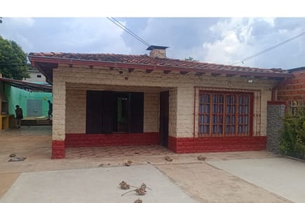 VENDO CASA EN EL BARRIO LA COLINA - ITAUGUA