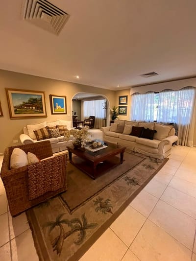 ALQUILO EXCLUSIVA RESIDENCIA  AMOBLADA CON PISCINA  – BARRIO MBURICAO