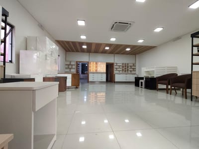 EN ALQUILER-SALON COMERCIAL A ESTRENAR CON SHOWROOM SOBRE LA AVENIDA ARTIGAS