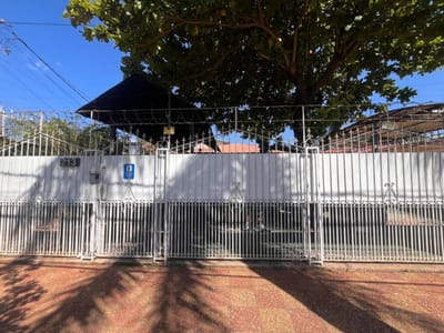 Vendo casa familiar con piscina y departamento independiente en Loma Pytã