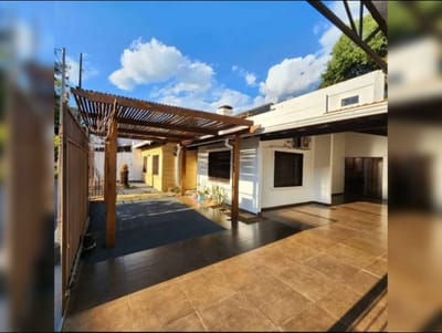 SE VENDE CASA SEMIAMOBLADA EN AREA 1 CDE