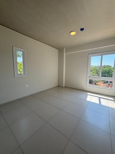 LUQUE EN VENTA AMPLIO DEPARTAMENTO DE 2 DORMITORIOS CON COCHERA 