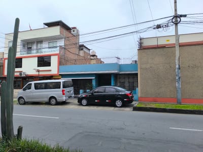VENTA DE TERRENO EN AVENIDA COMERCIAL EN LOS CIPRESES 