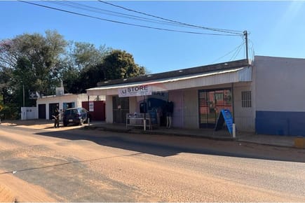 VENDO CASA CON 6 LOCALES COMERCIALES EN CAPIATA