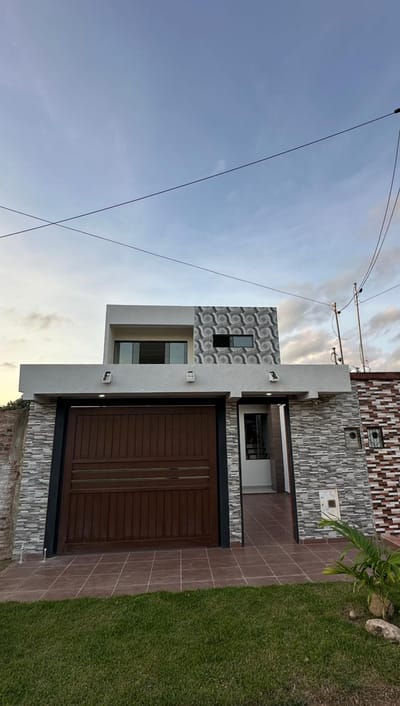 Venta de Casa de 3 Dormitorios con 2 Plantas – Av. Virgen de Luján