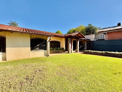 Casa terreno 906m2 frente 20m piscina Recoleta Asuncion USD 585000