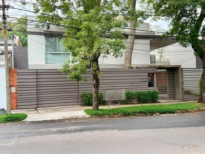 EN VENTA  CASA MODENA EN EL BARRIO MBURICAO, ASUNCION. 