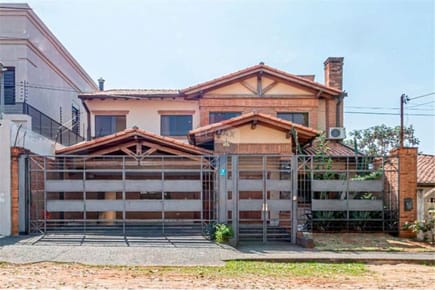 Residencia de 4 dormitorios en Barrio Mburucuya
