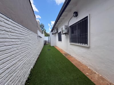 ALQUILO RESIDENCIA A MEDIA CUADRA DE LA PLAZA DEL BARRIO LOS LAURELES-ASUNCION