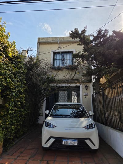 Venta: Casa En Carrasco De 2 Plantas, Jardín Privado, 4 Dormitorios Y 3 Baños
