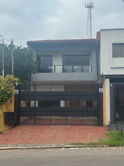 ALQUILO DUPLEX EN LAMBARÉ 
