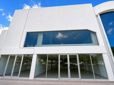 En alquiler Locales comerciales  zona norte av. Cristobal de Mendoza