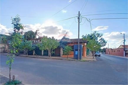 VENDO CASA EN ESQUINA EN SAN LORENZO ZONA CENTRO