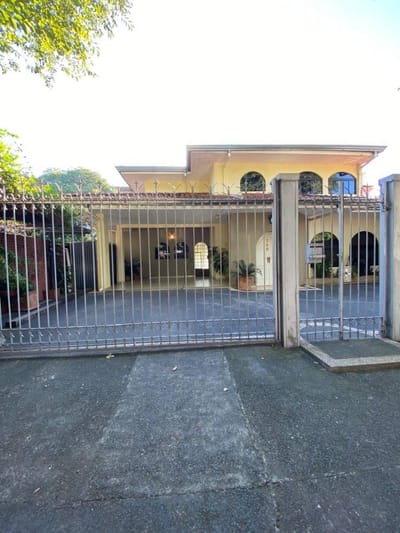 VENDO AMPLIA RESIDENCIA DE 2 PLANTAS EN BARRIO VISTA ALEGRE