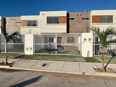 CASA EN VENTA  DE 4 DORMITORIOS - ZONA NORTE