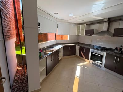 ALQUILO MODERNA RESIDENCIA EN BARRIO MBURUCUYA