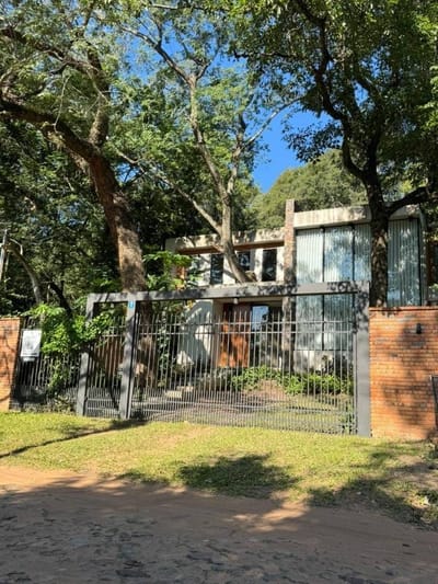 VENDO RESIDENCIA EN SAN BERNARDINO CON EXCELENTE UBICACION