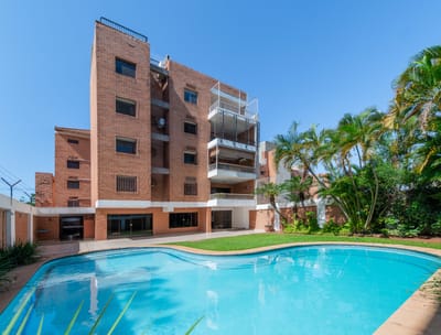 Vendo Amplio Departamento de 3 dormitorios en Barrio Manora