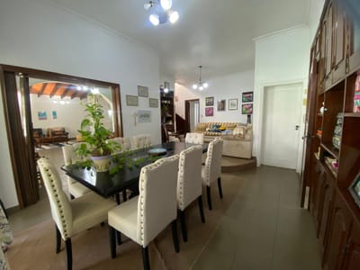 Alquilo amplia casa ideal para local comercial, oficina o vivienda