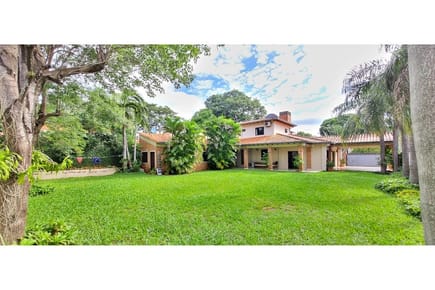 VENDO AMPLIA CASA EN LAMBARÉ BARRIO KENNEDY!!