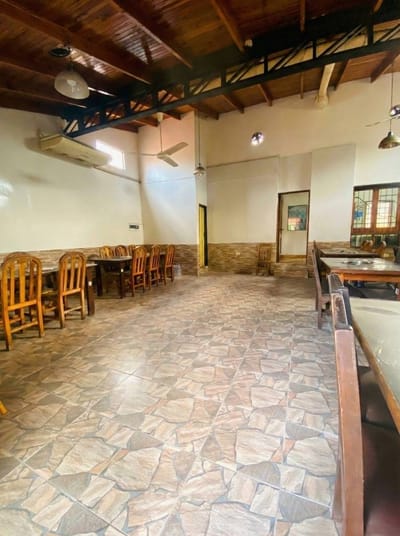 Vendo casa con local gastronómico en el barrio Pettirossi de Asunción