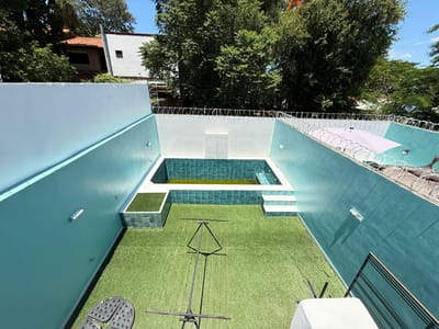 **RESIDENCIA PREMIUM AMOBLADA EN VENTA CON PISCINA CON CASCADA. EN LAMBARÉ**