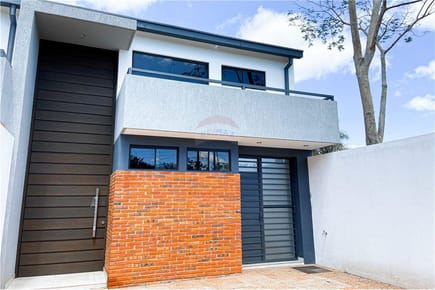 DUPLEX CON PISCINA ZONA JARDIN DE ORO LUQUE