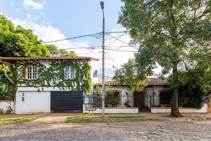 Vendo Amplia Residencia en Barrio Vista Alegre - Asunción