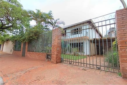 LAMBARÉ! RESIDENCIA EN AMPLIO TERRENO CON PISCINA