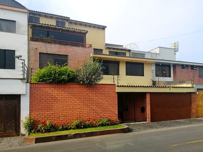 VENTA PRECIOSA CASA EN EXCLUSIVA ZONA frente al Jockey Plaza