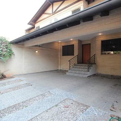 Exclusivo Dúplex de Lujo con Piscina Privada en Alquiler en el Corazón de Villa Morra