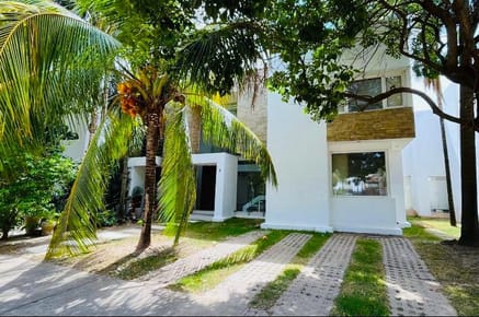 AMPLIA CASA EN VENTA - EN JARDINES DEL NORTE 1 - AV. BANZER Y 8VO. ANILLO