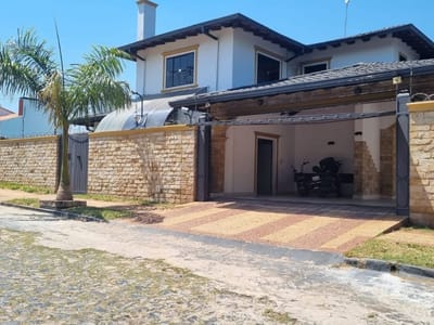 VENDO RESIDENCIA EN ESQUINA EN BARRIO KENNEDY LAMBARÉ