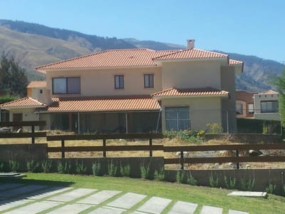 HERMOSA CASA EN VENTA EN URB. EL BOSQUE COCHABAMBA