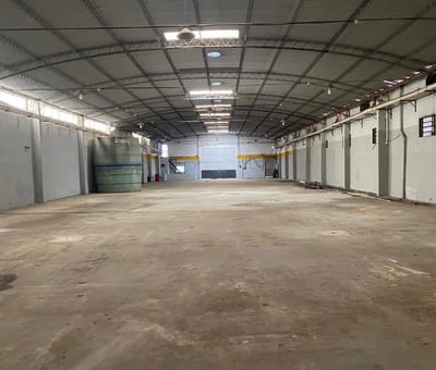 DEPOSITO EN ALQUILER-SOBRE AVD. MADAME L. A CUADRAS DE LA AUTOPISTA -1100m2 