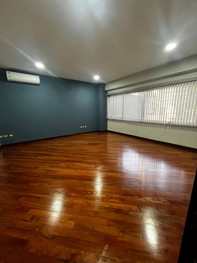 Alquilo Oficina sobre Av. Boggiani – 220 m² | USD 2.600